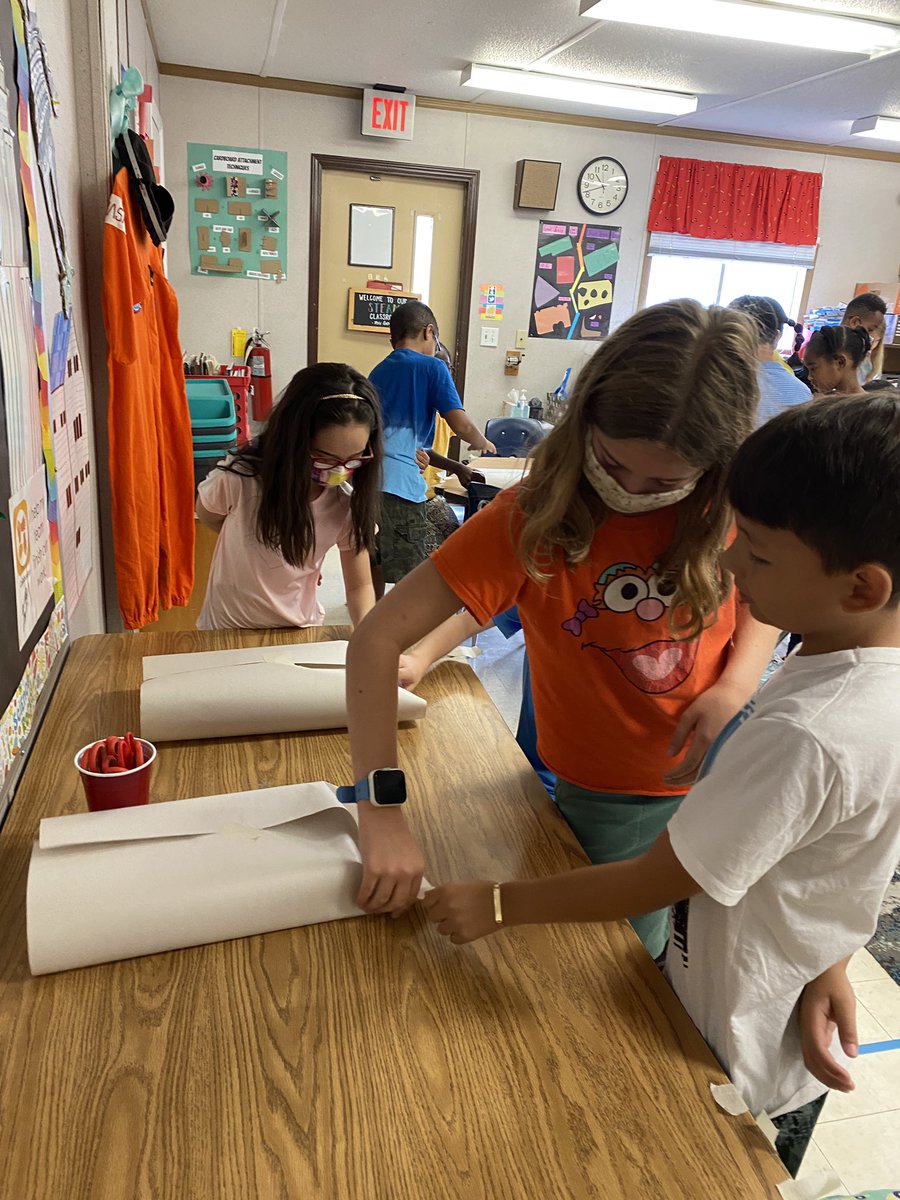 MosaicES_STEAM's tweet image. 4th graders collaborated with a buddy to wrap a gift with only one hand! Great BOY activity which encourages communication and problem solving! (Plus now they know how to properly wrap a package). @FCPSSTEAM #fcpspog #iteachstem #iteachsteam #STEMed @MES_MsCrenshaw