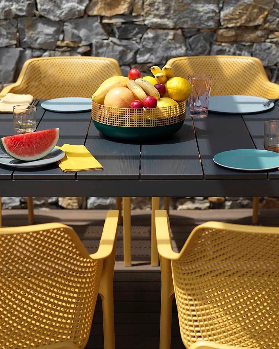 La mesa RIO ALU de #Nardi tiene un sistema de alargamiento que permite desplazar la estructura manteniendo las patas en el extremo de la mesa, y eliminando de esta manera la incomodidad de las dimensiones de los soportes.

P.I El Manchón, C. Saladilla, 13, 41940 Tomares, Sevilla