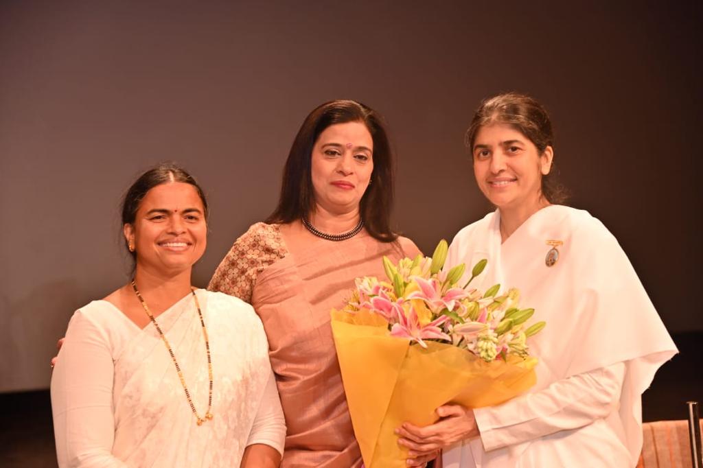 BrahmaKumaris's tweet photo. A talk on 'Enhancing efficiency at work along with harmony in relationships' was held for Indian Navy officers at Siri Fort Auditorium, New Delhi. Around 1200 officers participated.
#bksecuritywing #brahmakumaris #enhancingefficiency #harmonyinrelationship #IndianNavy #Navy https://t.co/D5QonAcfkz