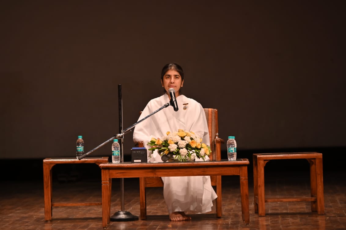 BrahmaKumaris's tweet photo. A talk on 'Enhancing efficiency at work along with harmony in relationships' was held for Indian Navy officers at Siri Fort Auditorium, New Delhi. Around 1200 officers participated.
#bksecuritywing #brahmakumaris #enhancingefficiency #harmonyinrelationship #IndianNavy #Navy https://t.co/D5QonAcfkz