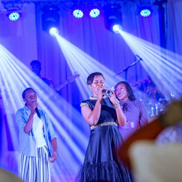 epsu_lashibi's tweet photo. Thank you @efegracemusic for ministering to us at Bow'22. Indeed we experienced jesus. God richly bless you.
#Bow'22
#ExperiencingJesus
#EpsuLashibi https://t.co/Oj0JQVS4Nn