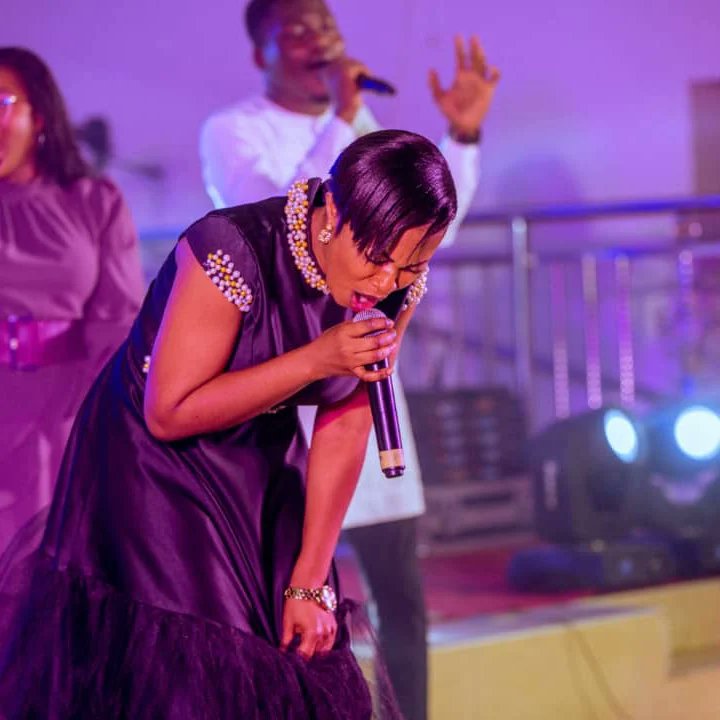epsu_lashibi's tweet photo. Thank you @efegracemusic for ministering to us at Bow'22. Indeed we experienced jesus. God richly bless you.
#Bow'22
#ExperiencingJesus
#EpsuLashibi https://t.co/Oj0JQVS4Nn