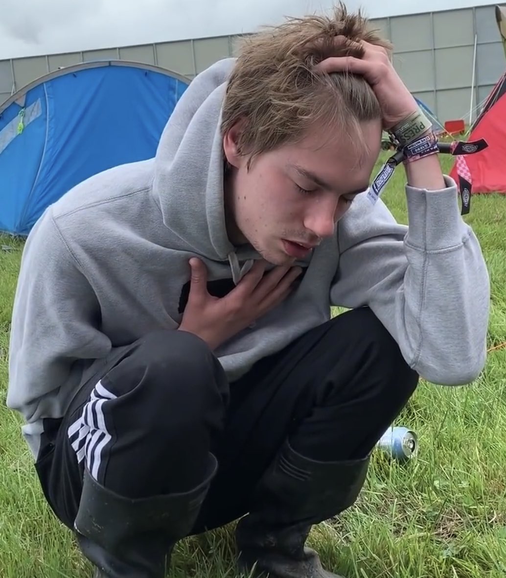 When you’ve been caning it all weekend at Leeds Fest and now it’s Monday and you’ve gotta find the strength to get home #LeedsFestival #ReadingAndLeeds #Reading