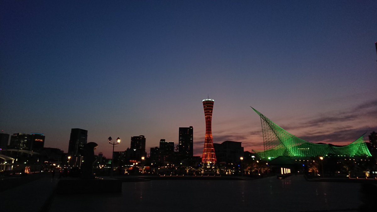 おはようございます。
2年前の今頃のハーバーランド
の夜の景色です。
あの頃、何をしていたのか？
毎日、魚釣りをしていた記憶しかありません。
直そう直そうと頑張っても
直せないもの。それが個性。
どれだけ、迷惑をゆるしあえるかが、人と人のつながりの深さだと思う。
今なら何でも許せるのに‥