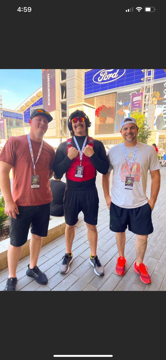 Real_DKTaylor's tweet photo. My good buddy ⁦@REALMattHanson⁩ with a Doc lookalike @ TatManTailgate! https://t.co/fh7MKKD6Cy