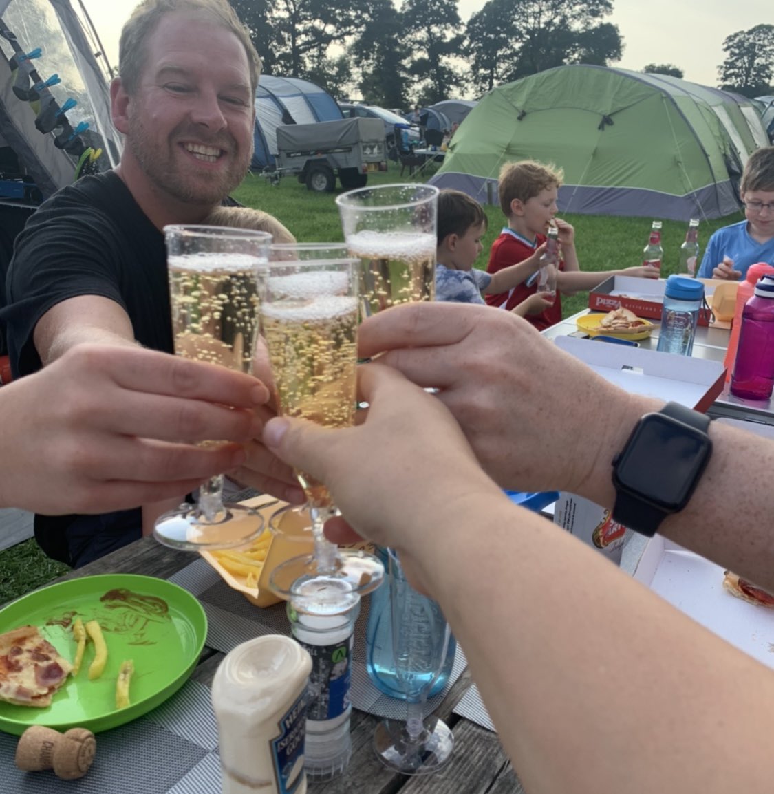 EmmaW6223's tweet photo. First time camping! @ocaberfarm #happycampers #needabath #memorymaking https://t.co/9tCVYSAmVq