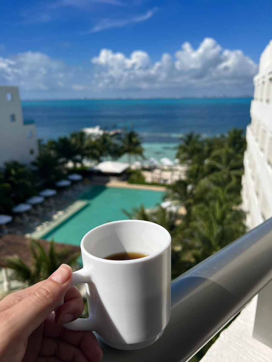 LacOnNsE's tweet photo. Por más buenos días así 🌞💙#islamujeres #hotelizla #love #sea https://t.co/AcFVgjP99m