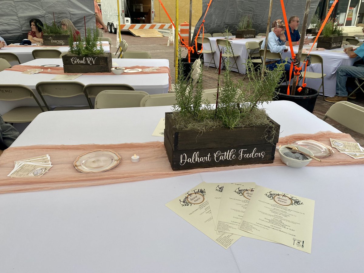 FrionaI's tweet photo. Dalhart Cattle Feeders supported the 3rd annual Farm to Table honoring local #farmers. Hosted by @DalhartChamber https://t.co/QQDM4XZjR6