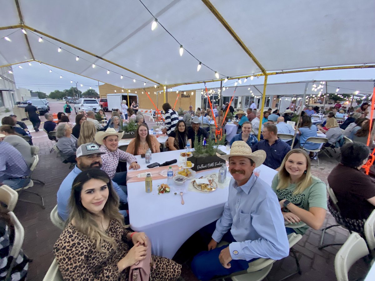 FrionaI's tweet photo. Dalhart Cattle Feeders supported the 3rd annual Farm to Table honoring local #farmers. Hosted by @DalhartChamber https://t.co/QQDM4XZjR6