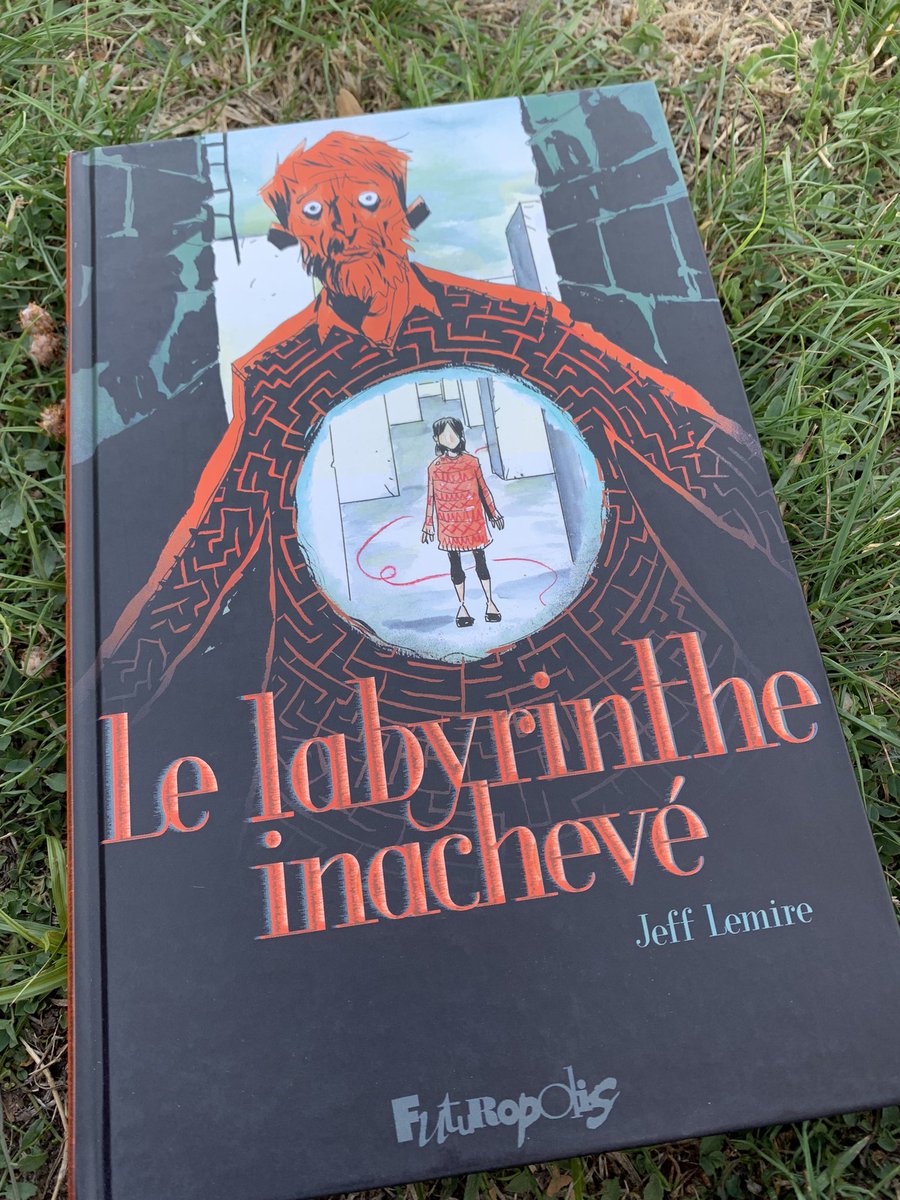 Voilà encore un bon Jeff Lemire émouvant. Et même si il tourne toujours autour du même thème de la paternité, la sincérité fait encore mouche et il y apporte une audacieuse audace graphique autour du labyrinthe. Bref #LeLabyrintheInachevé c’est à lire. 
@JeffLemire @Futuropolis