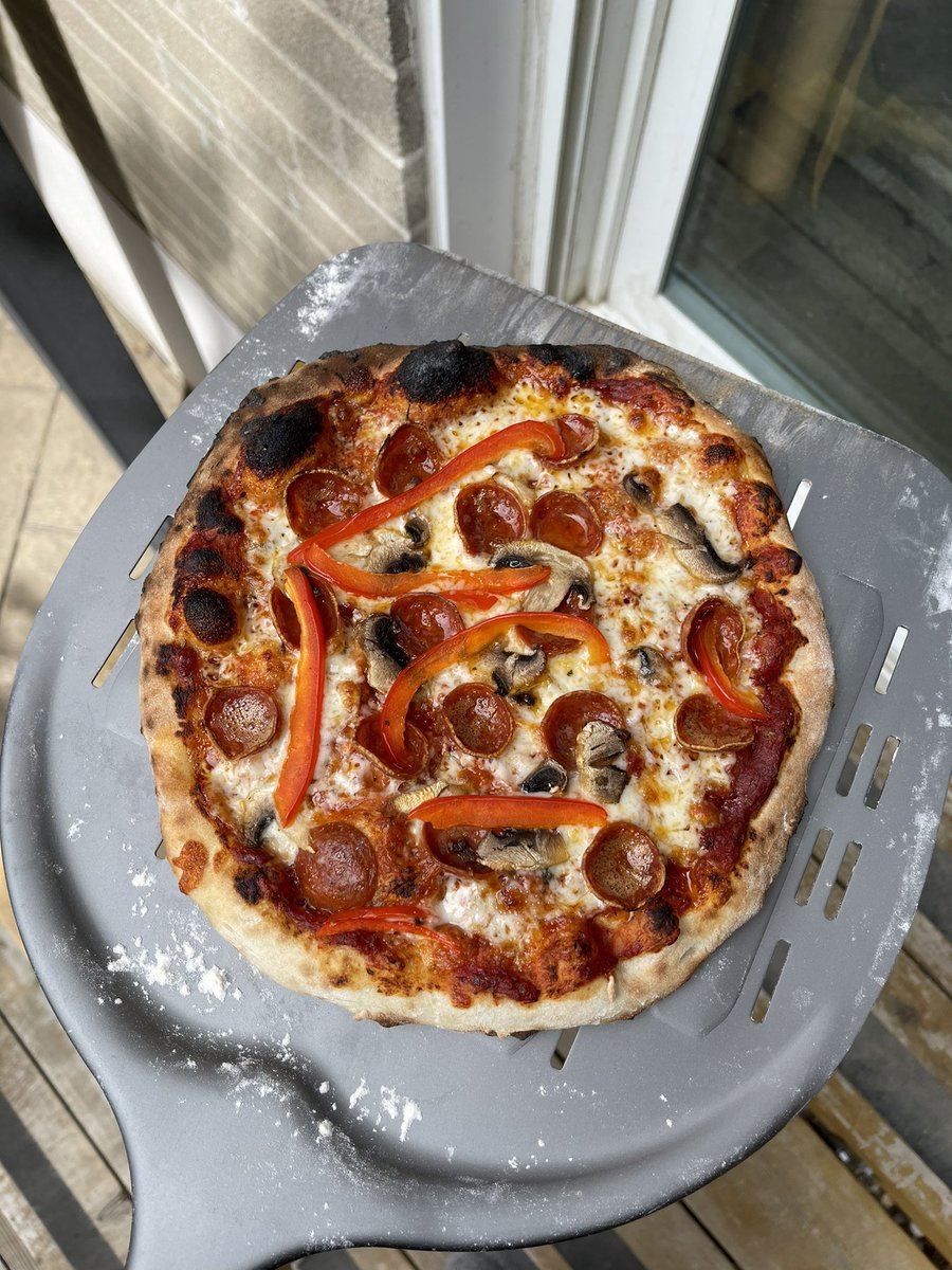 Cooked up a couple of pizzas for lunch! 😋