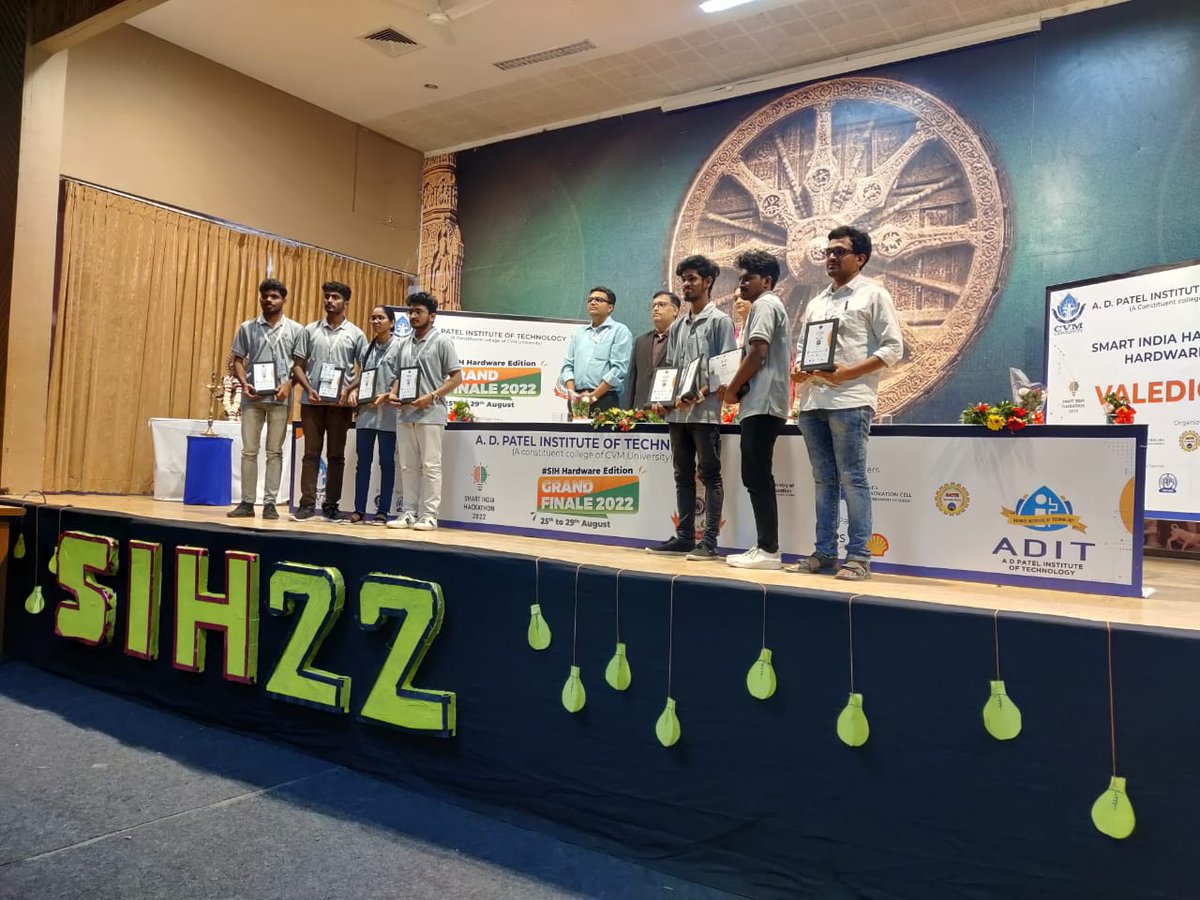 SanjayK19164430's tweet photo. Finally the day came ...
#SIH2022 has been ended....
But it doesn't stopped giving us experience....
And learning the steps of success π
#SIH2022 #innovationSeAtmanirbharBharat
#PMOIndia #teamfirefighters https://t.co/zA465h57tn