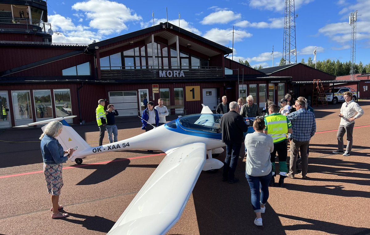 flygplatser's tweet photo. ELFLYG. Elflygsturnén i mellersta Sverige fortsatte idag till Mora-Siljan flygplats. Turnén arrangeras av Svenska regionala @flygplatser genom projektet @GronFlygplats Medverkarade gjorde även @FlyGreenFund och @heartaerospace Elflygplanet opereras av @PureFlightS https://t.co/LZbNX8IqFW
