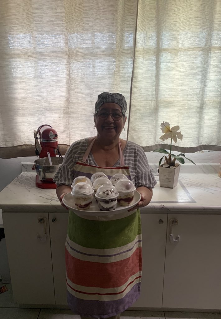 Siempre le decía a mi abuela que le sacará provecho a uno de sus dones y se pusiera a vender estos dulcesitos que son una total delicia y bueno, la señora se me animó y está muy contentita con su nuevo emprendimiento, si pueden ayudarme con un RT y claro,info al DM!❤️👵🏼🧁