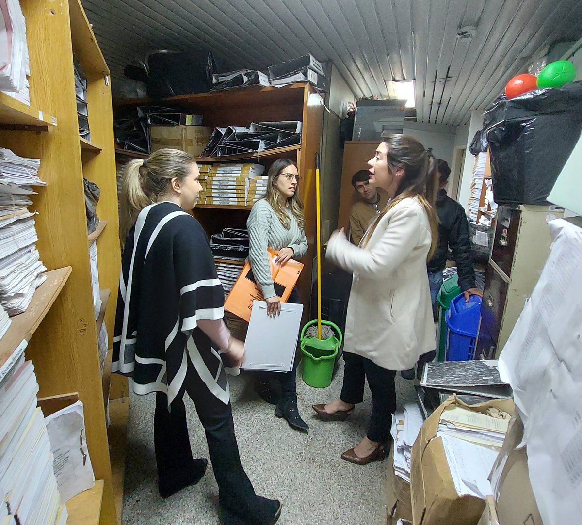 pauliserranopy's tweet photo. ¡Separar para reciclar!♻️ Impulsando la campaña "REVIVE" en la @juntasuncion con @pnud @mambiente_py.

Aumentamos las estaciones de separación! Construyendo hábitos más sostenibles 🙌🏽

#AsuParticipa 🇦🇹 https://t.co/GwhLkKkFQB
