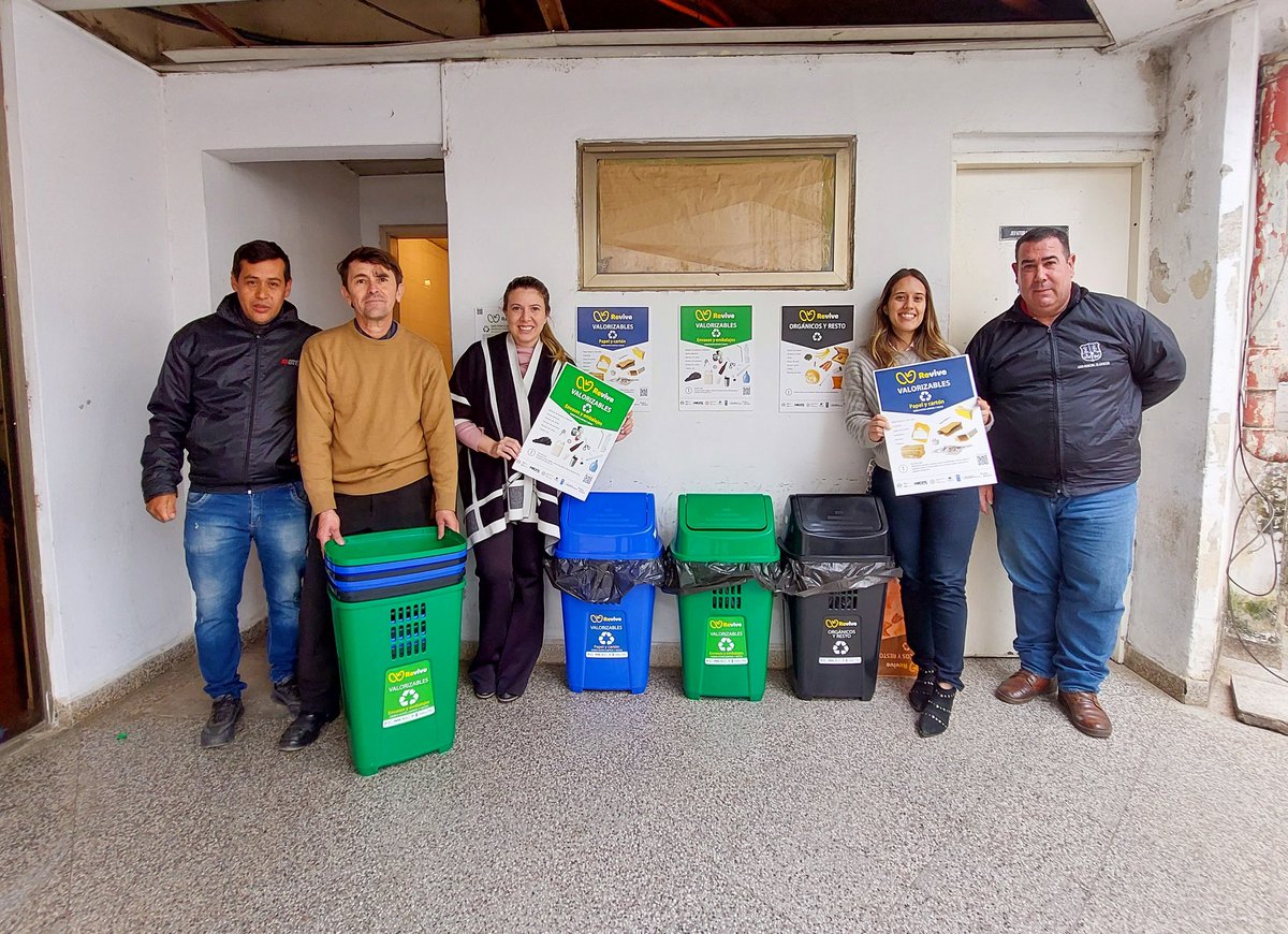 pauliserranopy's tweet photo. ¡Separar para reciclar!♻️ Impulsando la campaña "REVIVE" en la @juntasuncion con @pnud @mambiente_py.

Aumentamos las estaciones de separación! Construyendo hábitos más sostenibles 🙌🏽

#AsuParticipa 🇦🇹 https://t.co/GwhLkKkFQB