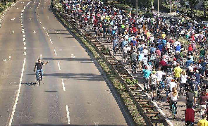 "Alrededor de 8500 ciclistas impidieron que automovilistas usaran un tramo de una autopista en Alemania, durante una protesta que pedía un mejor transporte público y más carriles para bicicletas". 🚲🚲🚎🚇 bbc.com/news/av/world-…