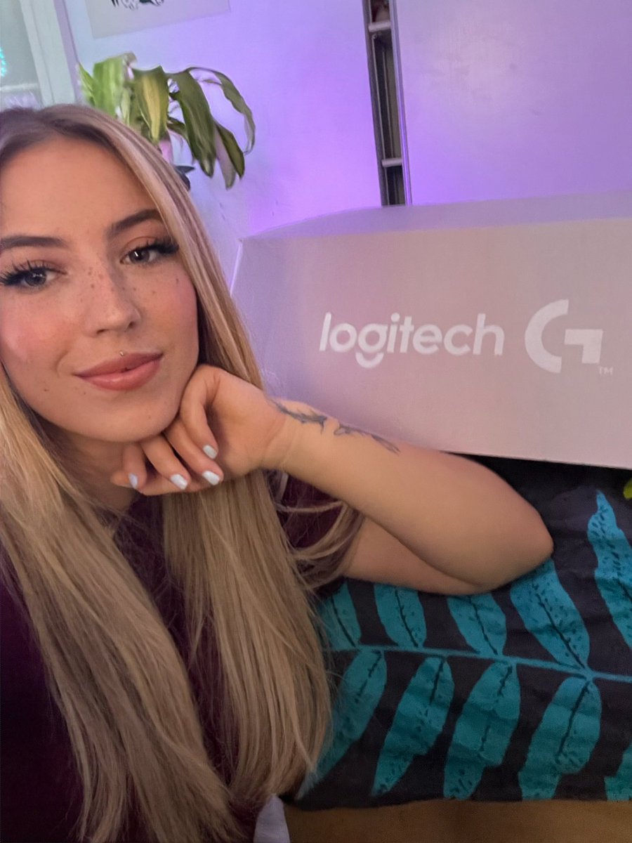 Areliannn's tweet photo. Je lance le live, j’ai reçu un colis bien sympa, on va ouvrir ça en live 💙
Merci @LogitechGFrance les boss 

https://t.co/9L2g3gLkF9
https://t.co/9L2g3gLkF9 https://t.co/WpFhRIyc7o