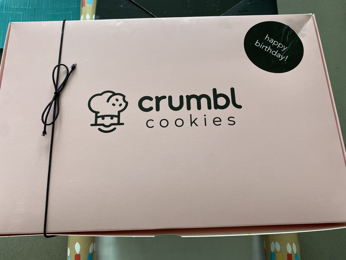 KTVBELLE's tweet photo. For $1 extra @CrumblCookies will put a frayed, generic black elastic tie & a sticker that smudges on your box π #shouldhavesavedthedollar #crumblcookies #notwhatiexpected #badpresentation #notpretty #wasteofmoney https://t.co/qNtlqkYvzz