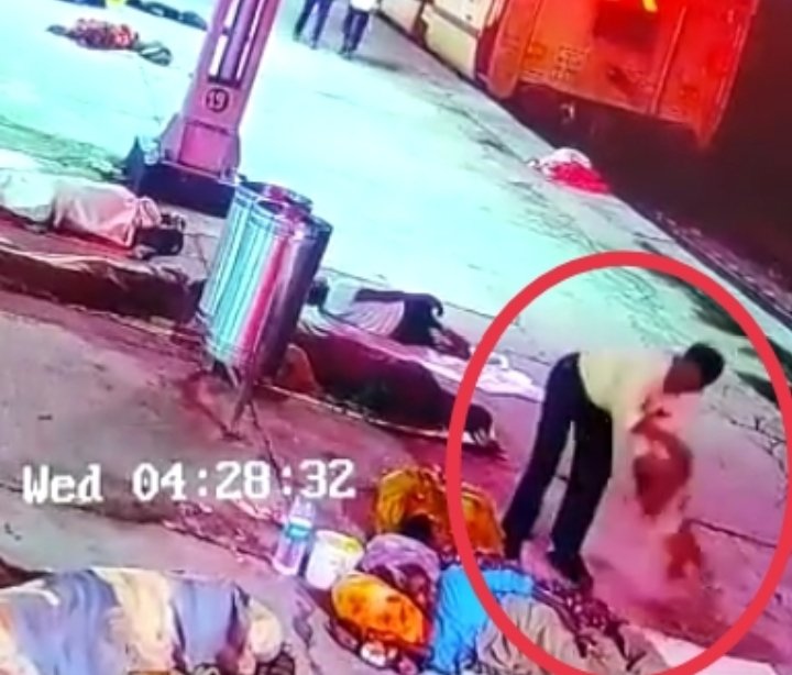 AskAnshul's tweet photo. Child stolen from next to sleeping parents at Mathura railway station found at BJP corporator Vinita Agarwal's house in Firozabad.

A man Deep Kumar kidnapped the child. 2 doctors &amp; private hospital in Hathras also involved. BJP corporator &amp; her husband bought child from doctors. https://t.co/nGumzb3OmJ
