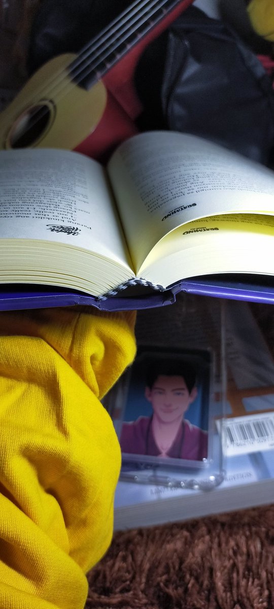 juarezhiro's tweet photo. wait... not to be a bratz on this account but the uhh's book binding is so good wtf??? the way i can make the pages lie flat without wrecking the spine... https://t.co/cYnMNjQ8Vp