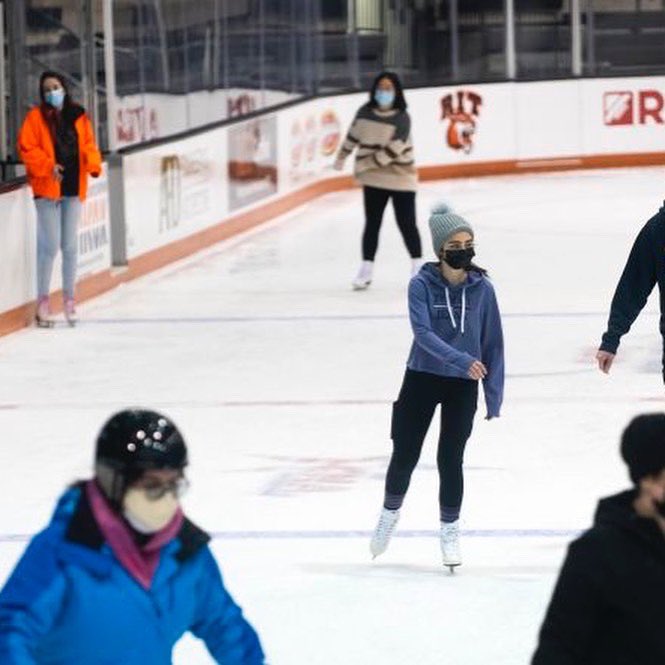 Welcome to new students and returning students back to Rochester! Here are some things to do this week in Rochester:

➡️ Join College Town Rochester for food and fun 🍿👾🎶 
➡️ Join the rodeo at the public market 🥘 
➡️ Open skate at The Gene Polisseni Center ⛸

#CampusROC