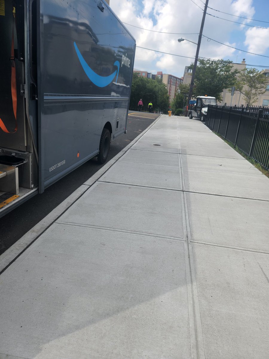 engagedtomed's tweet photo. @NewarkNJPolice There are 0 no parking signs on this stretch of Bleeker. Yet they are passing out tickets. https://t.co/9lH2ztZDyD