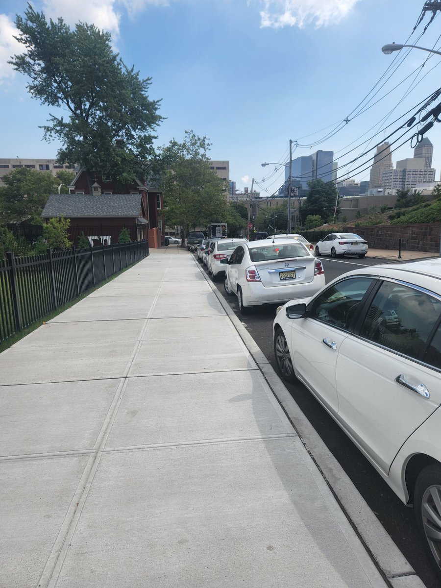 engagedtomed's tweet photo. @NewarkNJPolice There are 0 no parking signs on this stretch of Bleeker. Yet they are passing out tickets. https://t.co/9lH2ztZDyD