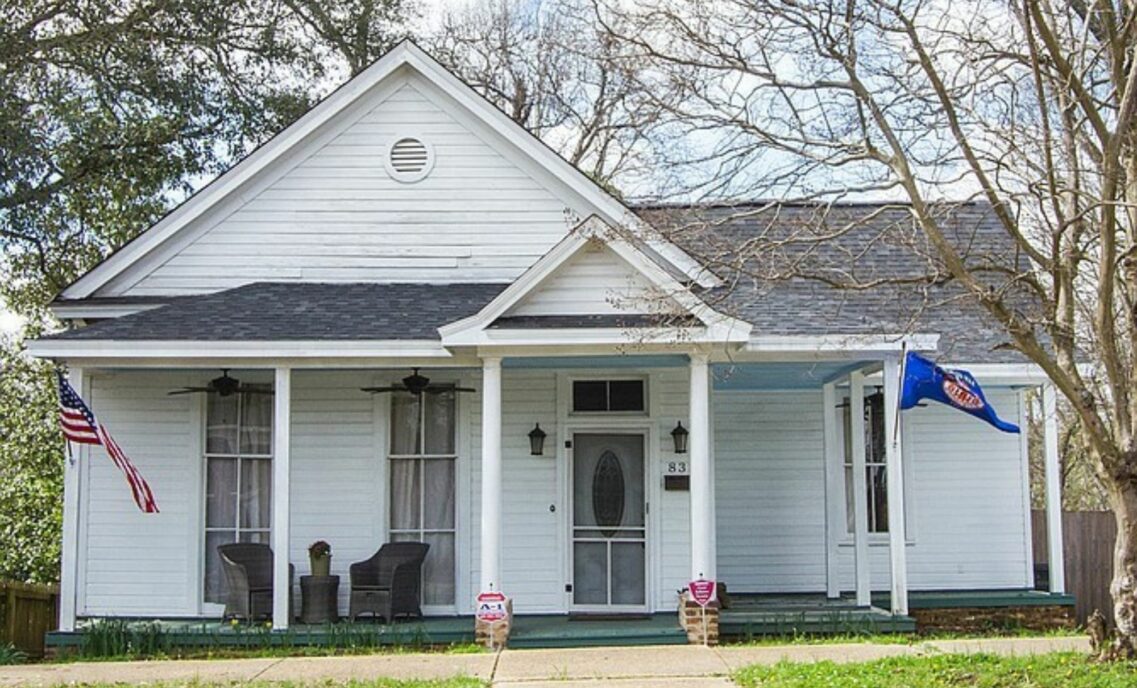 TraceyPanek's tweet photo. Here’s how one home in Mississippi, with @LEVIS support, was a refuge to dozens during the 1980s HIV/AIDS crisis. 

https://t.co/ZgyxgpzSXD https://t.co/ksm0EM1hRY