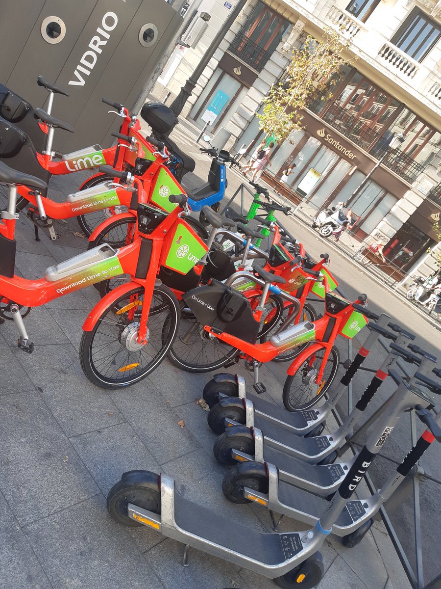 Sí, aunque no lo parezca, por ahí hay 2 aparcabicis. El #abusharing permitido por el <a href="/Madrid/">Ayuntamiento Madrid</a> y el área de <a href="/bcarabante/">Borja Carabante</a> inhabilita esa inversión pública, así como las zonas peatonales que las rodean. Haciendo una ciudad cada día más fea.