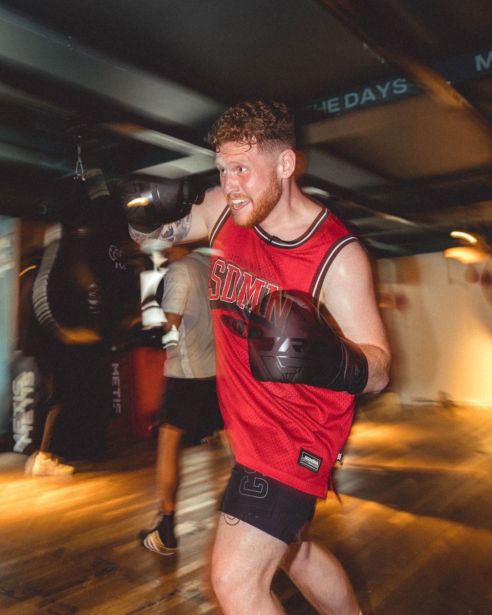Sidemen's tweet photo. POW 🥊💥 https://t.co/XDFvG3HyCI