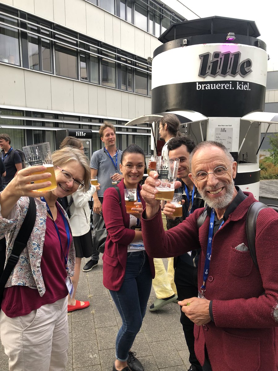 After a long and eventful first conference day of #EARLISIG2 2022, we celebrate finally meeting up in person again 🎉  What better way to end the evening than with craft beer from Kiel's Lille brewery, snacks and lively discussions? #earlisig #kiel