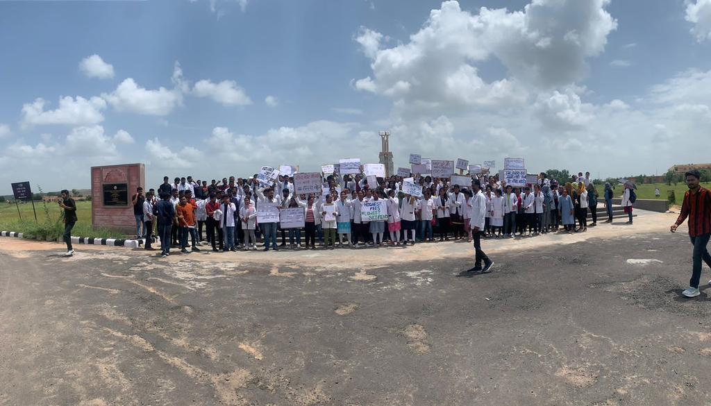 सफेद कोट की शांति ......
अब लाएगी क्रांति 🔥🔥.....
<a href="/ashokgehlot51/">Ashok Gehlot</a> <a href="/News18Rajasthan/">News18 Rajasthan</a> <a href="/ayur_vaidhya/">Ayur_vaidhya : The Voice Of Ayurved⚕️</a>  #DSRRAU #jodhpur