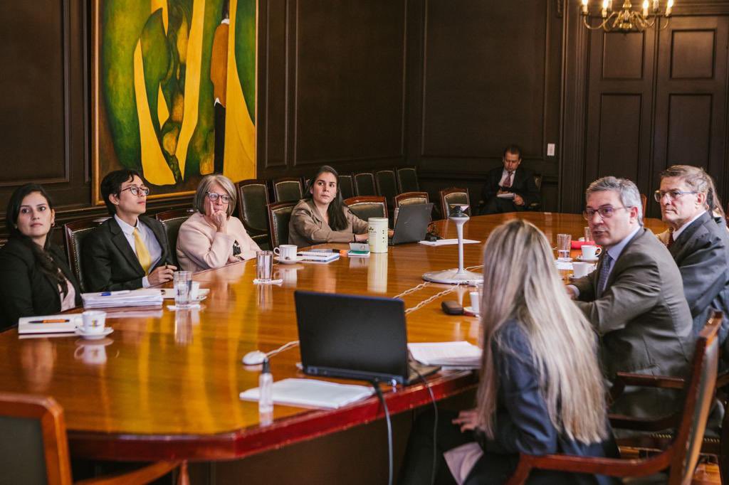 MinAgricultura's tweet photo. La ministra @CeciliaLopezM se reunió con @FAO_Colombia para discutir los principales desafíos que enfrenta la comercialización en el sector agropecuario del país, así como las estrategias para generar mayor competitividad e inclusión https://t.co/9fttbJkF0W