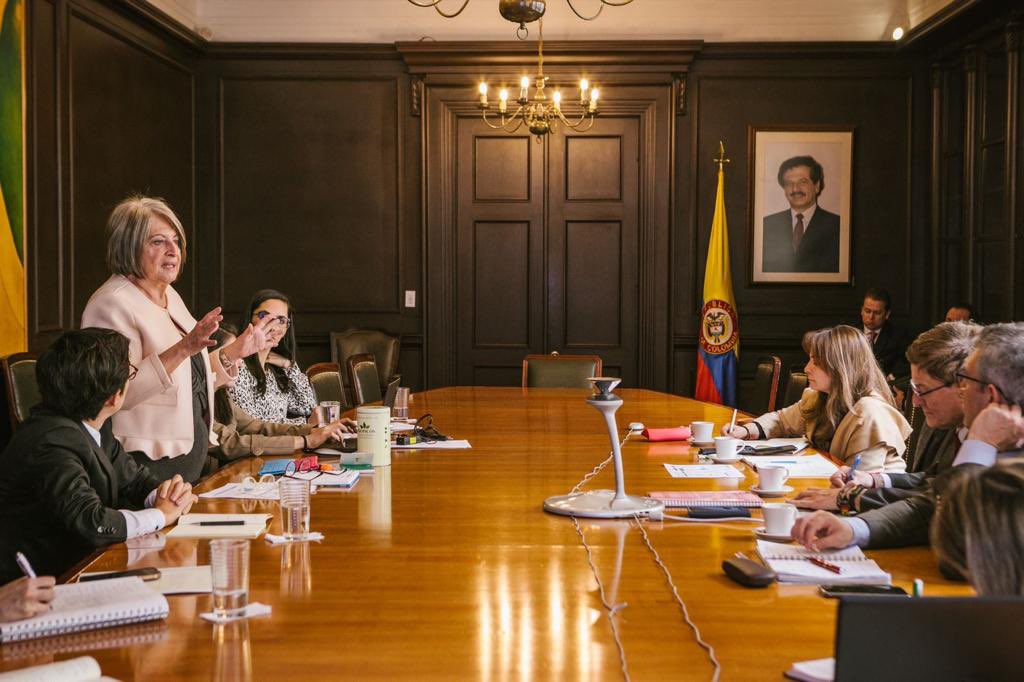 MinAgricultura's tweet photo. La ministra @CeciliaLopezM se reunió con @FAO_Colombia para discutir los principales desafíos que enfrenta la comercialización en el sector agropecuario del país, así como las estrategias para generar mayor competitividad e inclusión https://t.co/9fttbJkF0W