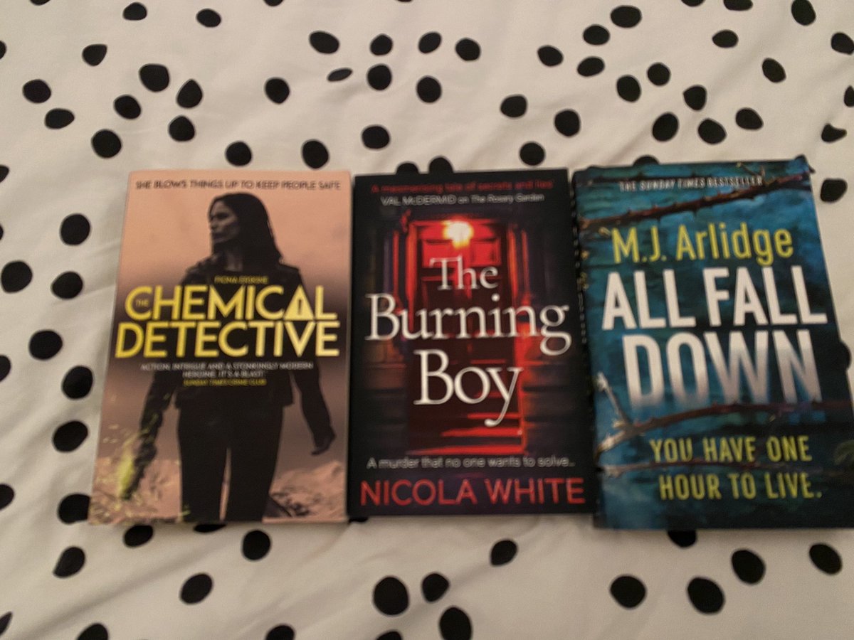suzey_breckon's tweet photo. It’s not too late for a bank holiday giveaway is it??? I hope not - anyway here it is. 3 amazing crime/ thriller books for you lovely lot. Just retweet and follow me (tag a friend for an extra entry). UK only - ends 11th September 6pm https://t.co/0Sswo3byL3