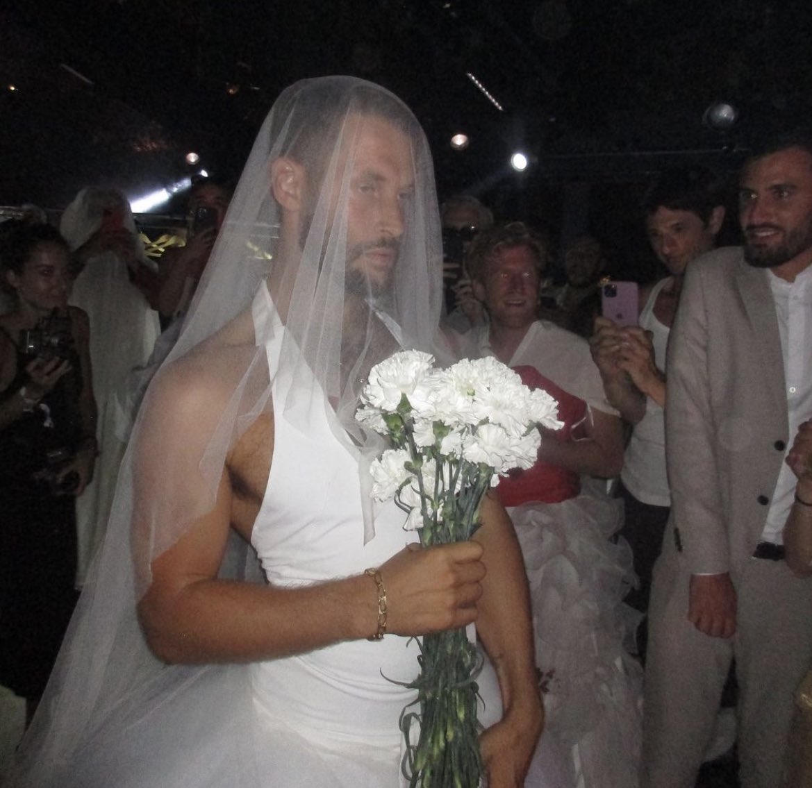 badestoutfit's tweet photo. jacquemus’ wedding https://t.co/ucPmF6plgu