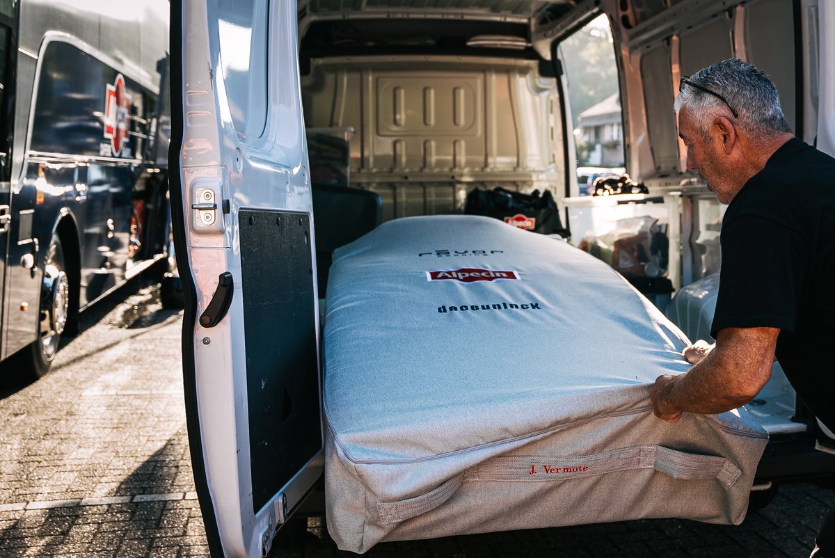 AlpecinPT's tweet photo. We are lucky to have our partner and manufacturer of high-quality mattresses #Revor with us these three weeks at #LaVuelta22 so our riders can sleep and relax on their own personalized mattresses. 💤
📲 https://t.co/3Xrvmt9b0x https://t.co/Uc3VwGHDXs