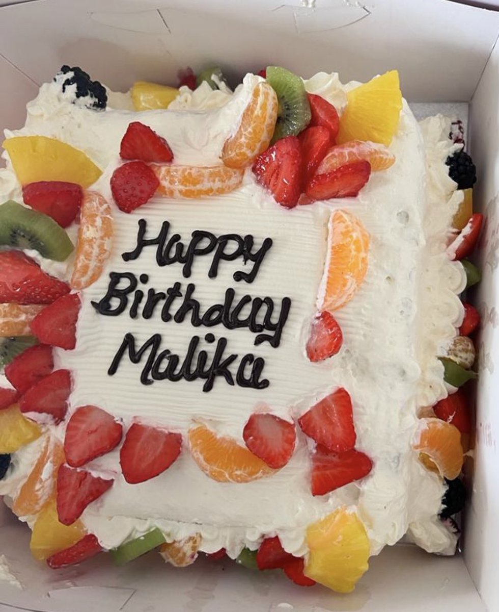 only1nim's tweet photo. @eggfreecakeuk absolutely embarrassing service! bought a cake from Southgate cakebox on Thursday, went to pick up the cake today, they said ‘sorry I forgot to make the cake, can you come back in 20 minutes?’ Result terrible. Lady was extremely rude. #cakebox #consumerstandards https://t.co/7oXHbNmuTq