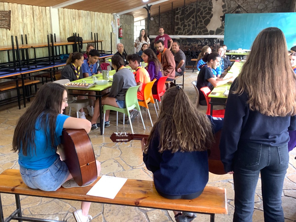 BisbatdeLleida's tweet photo. 22 joves dels esplais @esplaistignasi @esplailaplas, Estiu Claver, @EsplaiEpis i La Costereta de Bell-lloc completen demà el curs de monitors d’esplai que ha impartit des del 20 d’agost la @fundvergeblanca a Vilaller. El bisbe Salvador Giménez els ha visitat avui. https://t.co/aiAz2hW1nJ