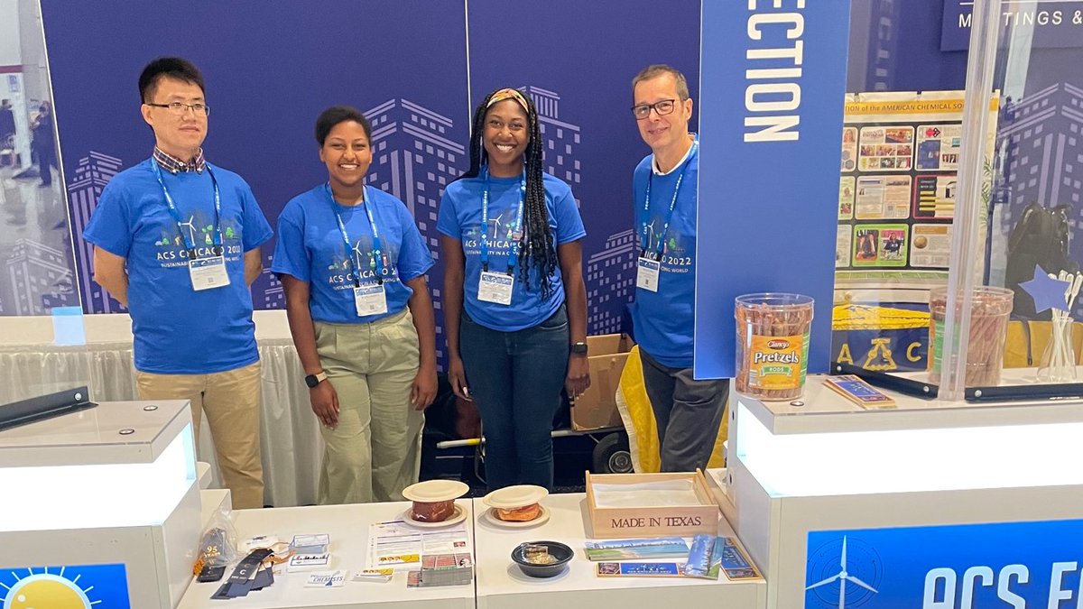 Thank you Peggy @meschott for organizing the volunteers at @ChicagoACS local section booth!
Below some of Monday morning crew: