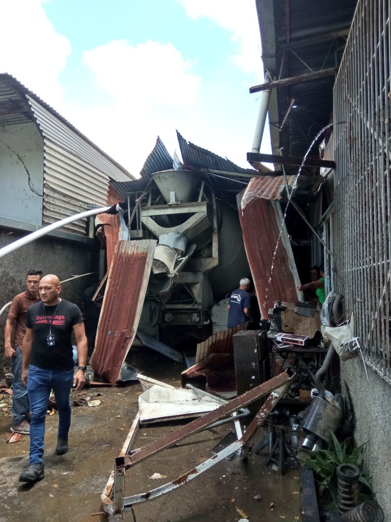 Freddy_tafy's tweet photo. Accidente, camión trompo bajada de el Hatillo que empalma con la Guairita, pérdidas materiales: cuatro vehículos que estaban estacionados dentro del local Repuestos Curarigua, y el camión en cuestion, y los daños del local en si.#solardeleste #laguairita, #cementerioDeleste, https://t.co/nfiPY17iWf