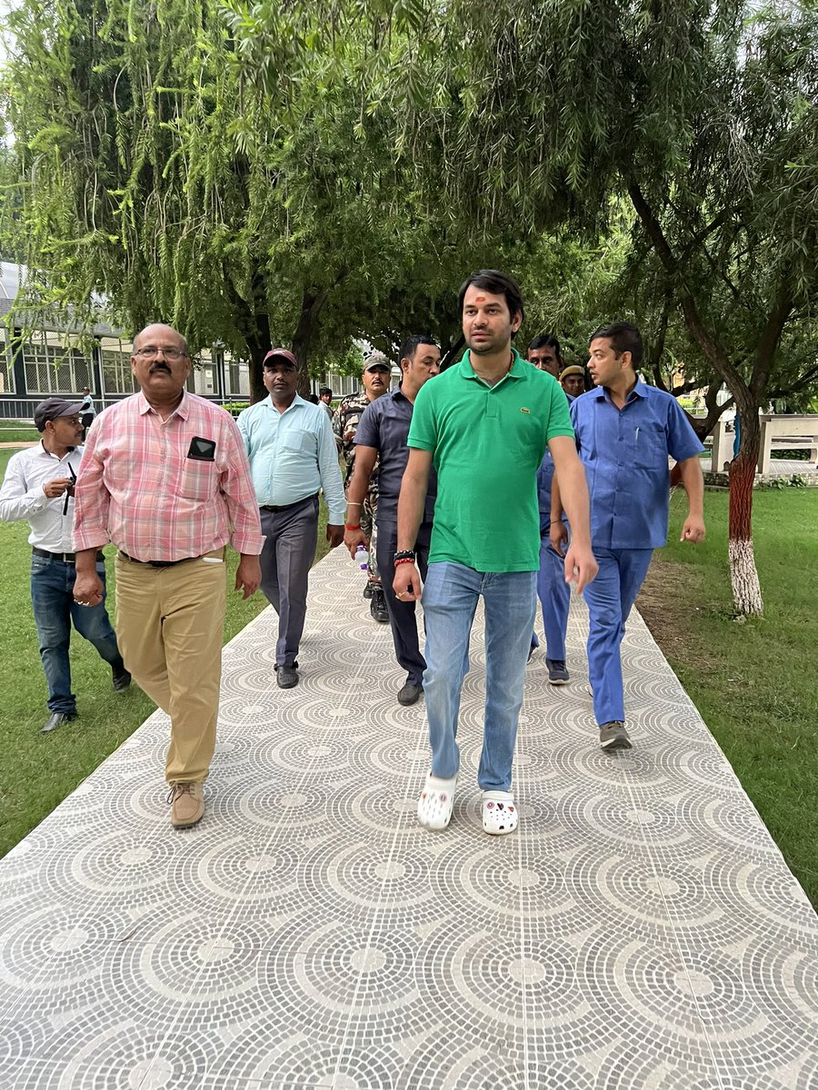 TejYadav14's tweet photo. पटना के राजधानी वाटिका में जाकर औचक निरीक्षण किया अधिकारियों को निर्देश दिया कि बेहतर व्यवस्था किया जाए । https://t.co/dQupJXutUA