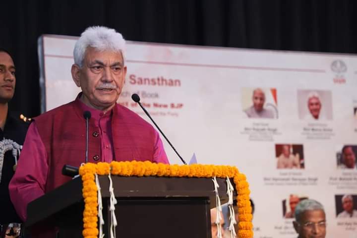 rakeshs4bjp's tweet photo. वरिष्ठ पत्रकार अजय सिंह की पुस्तक
'The Architect of the New BJP '
How Narendra Modi Transformed the Party' लोकार्पण कार्यक्रम में मा. राजनाथ सिंह, मा. मनोज सिन्हा, मा. रामबहादुर राय, मा. हरिबंश और मा. महेश रंगराजन ने संबोधित किया https://t.co/r4BGehTrNE