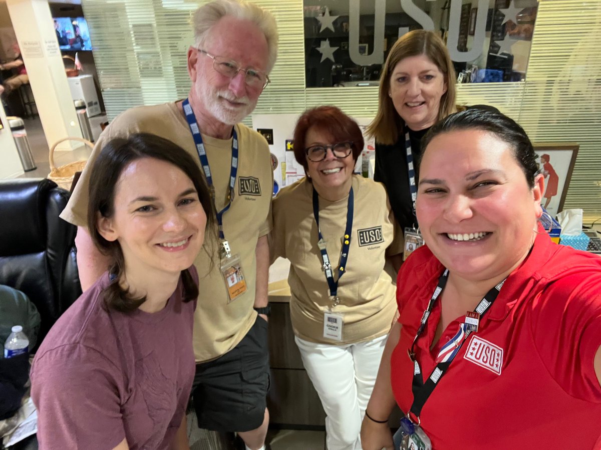 USONevada's tweet photo. Starting the week off with a very special visit from Lara Crouch, daughter of USO's CEO and President Dr. JD Crouch III. So many smiles and friendly faces here at Harry Reid Terminal 1 this morning. Have a fantastic week ๐คฉ
#USOFamily #USONevada #USOConnects https://t.co/YSo845GDQX