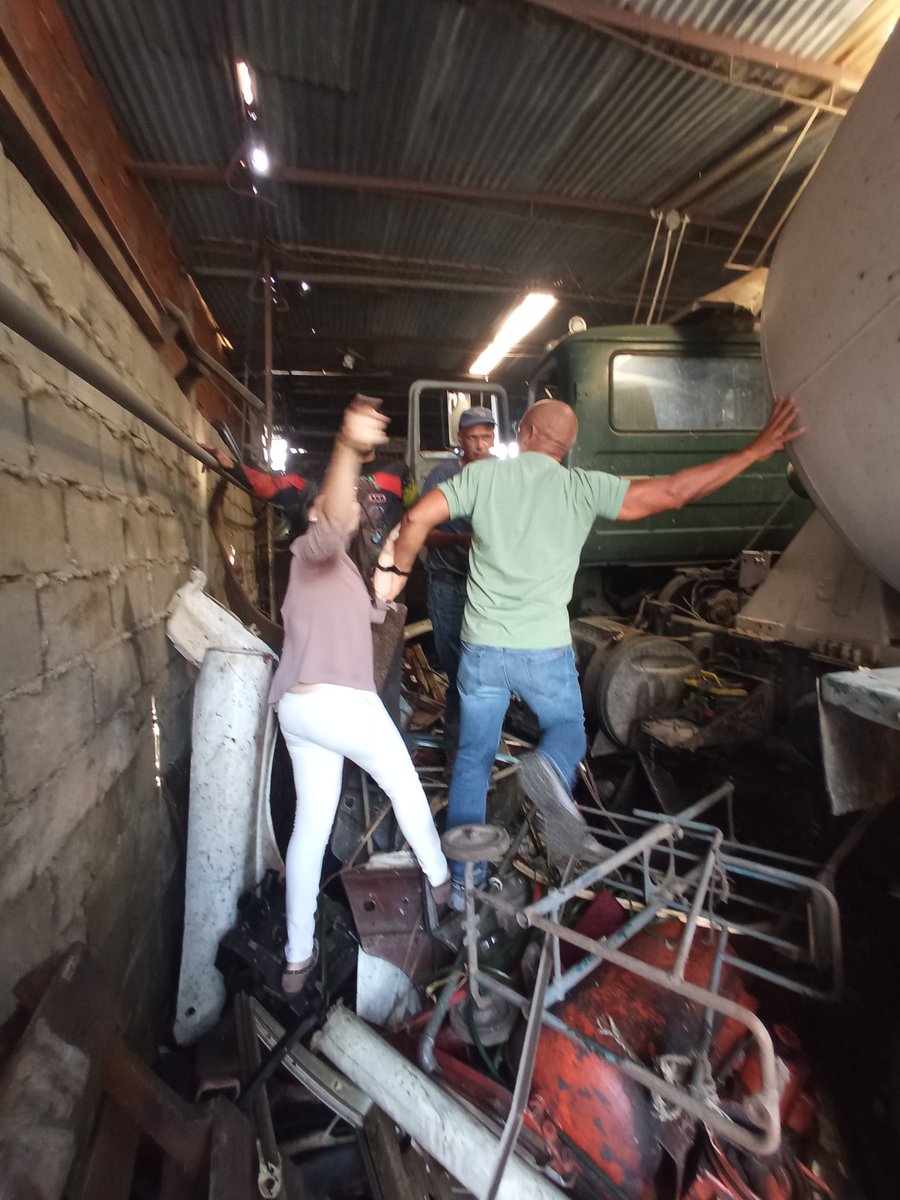 Freddy_tafy's tweet photo. Accidente, camión trompo bajada de el Hatillo que empalma con la Guairita, pérdidas materiales: cuatro vehículos que estaban estacionados dentro del local Repuestos Curarigua, y el camión en cuestion, y los daños del local en si.#solardeleste #laguairita, #cementerioDeleste, https://t.co/nfiPY17iWf