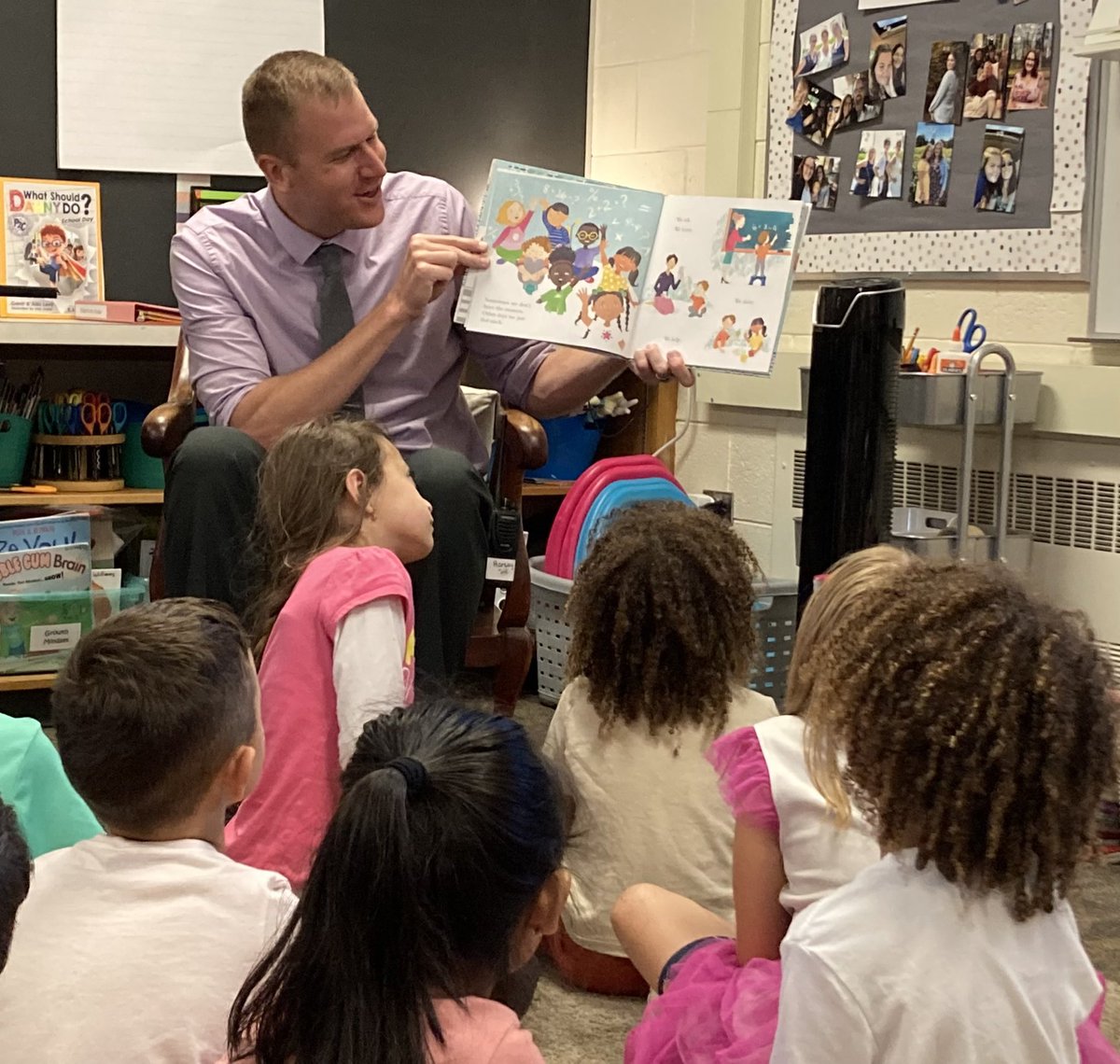 ghapsgriffin's tweet photo. @mrharsay reading This is a School by @MrSchuReads to all of the Gator classes! https://t.co/iXUYhbnlwJ