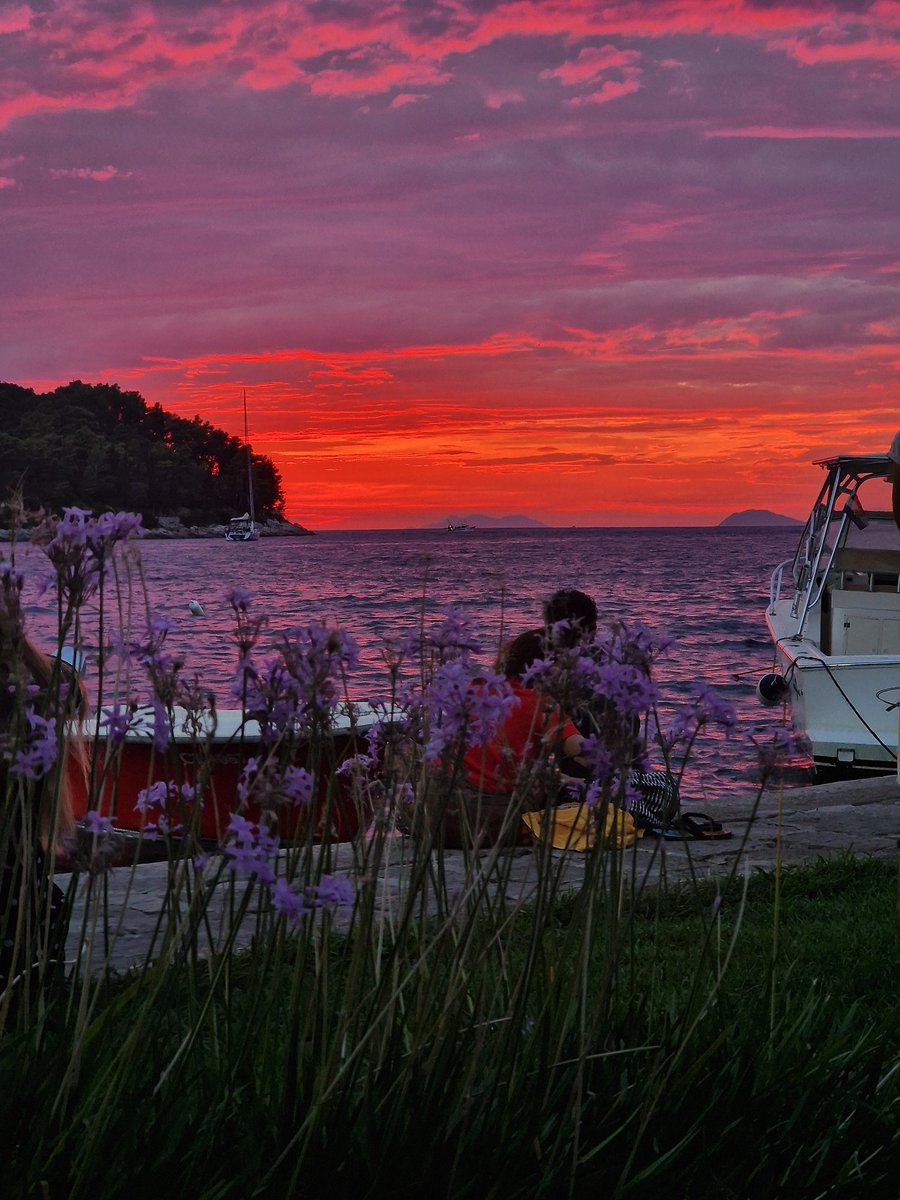 Sunset moment in Cavtat tonight
.
.
.
.
#Cavtat #Sunset #DubrovnikRiviera #nature #MondayMotivation #beautifuldestinations #travel #CroatiaFullofLife #inspiration #perspective
