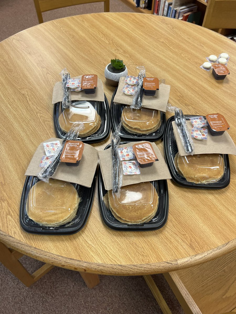 CoachLewisNL's tweet photo. I had to get the HAWGS some pancakes since they didn’t give up a sack for two weeks in a row! @B_Kennedy53  @Mvernon42 @lbaker55 @ZackRob66 https://t.co/F8Ga4POob4