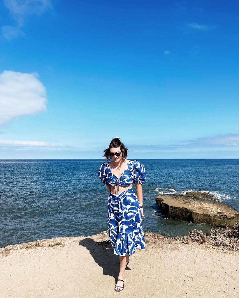 i made a matching set! self drafted a skirt + the #vikisews_georgie. i feel like the blue version of 💃🏻 which…love that for me. 

#handmadewardrobe #memade #vikisews #diy #imadethis